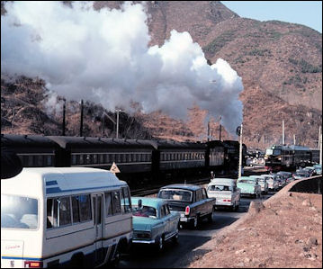 20111106-Wiki C  Train and traffic Great Wall.jpg